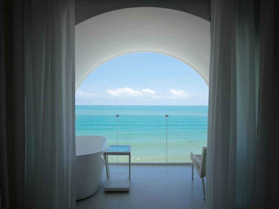 Oceanfront Penthouse concept: Ocean window