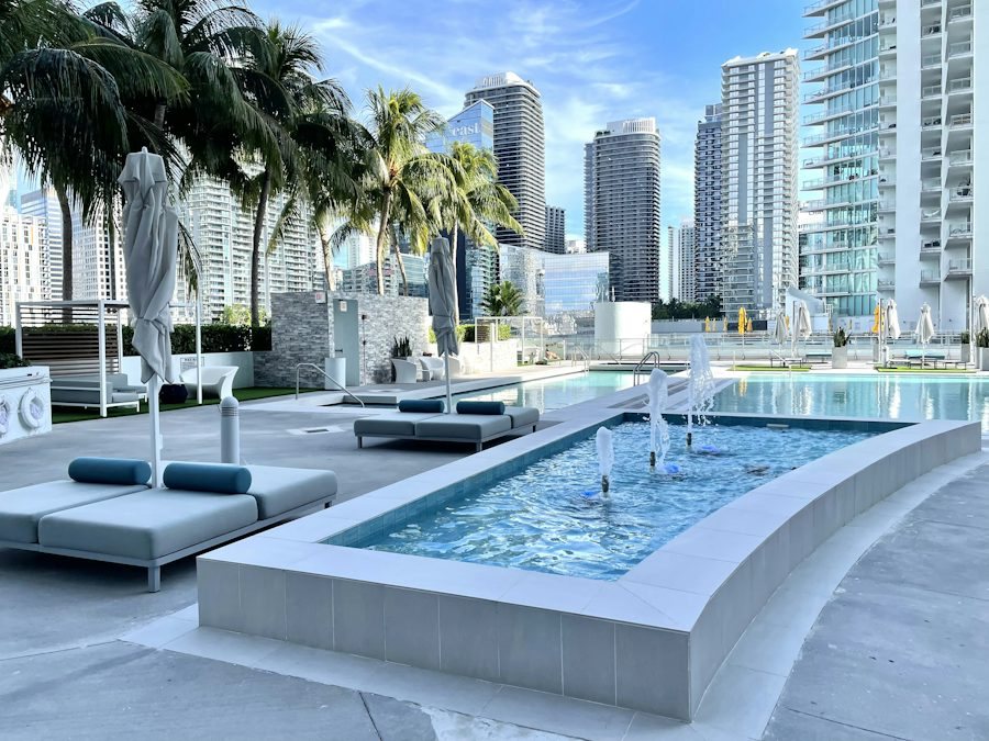 Oceanfront Penthouse concept: Rooftop pool